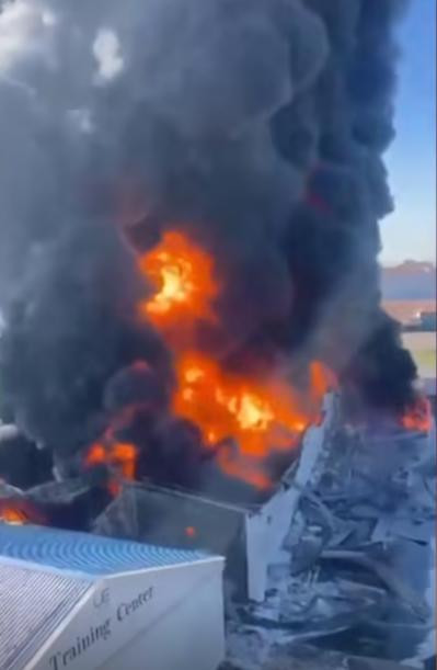 英国石油公司伊拉克设施遭无人机“补刀”，火光冲天遮天蔽日。4月1日，伊拉克库