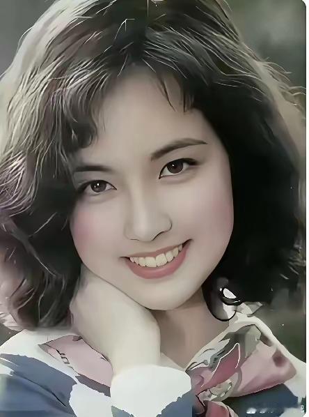 别说刘晓庆不美！就是和狄波拉同框，刘晓庆的美一点也不亚于荻波拉为什么要和狄波拉比？因为狄波拉虽然是港