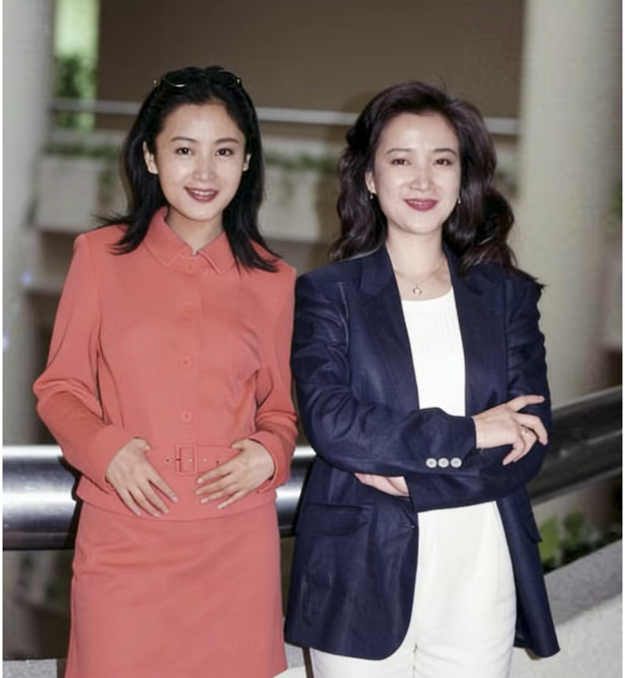 居然还能挖到她俩的合影，两大古装美女，同样的美貌不同的命运如今何晴抗癌多年香