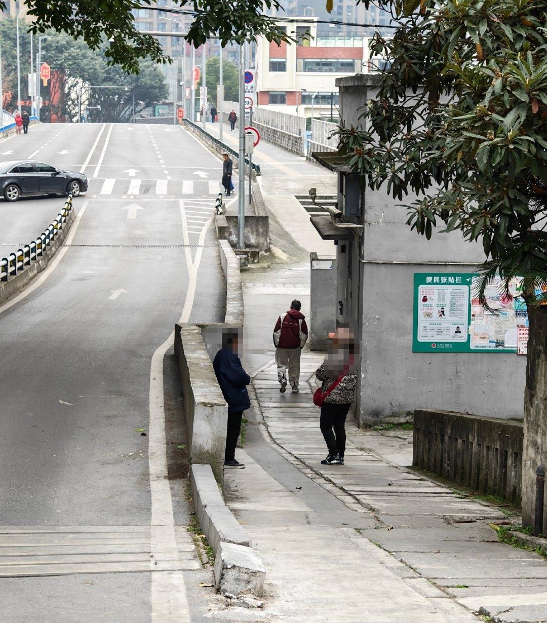 大年初一的一件小事，看得人心里五味杂陈刷到大年初一，重庆网友在医院门口撞见