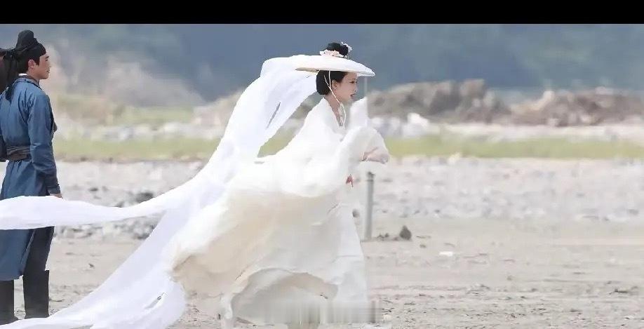 孟子义这造型，鼓风机一吹，2米长纱飘起来是真惊艳！可一结合“逃亡”剧情就绷不住