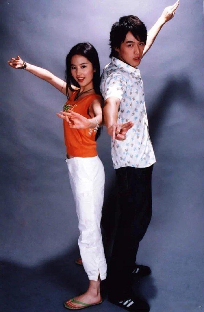 17岁时的刘亦菲和22岁时的胡歌那会的胡歌还没受伤吧