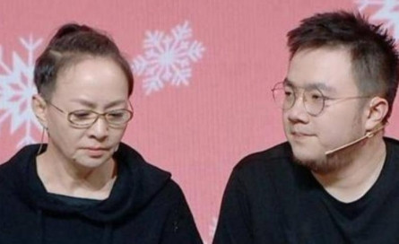 2003年，宋丹丹带着巴图参加爷爷的葬礼，却被拒之门外，前夫英达说：“谁让你们来