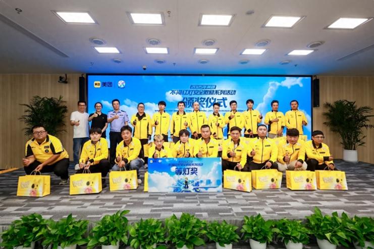 每天不闯红灯，就能拿到现金奖励？没错，这是美团外卖最近在全国近200城铺开的新