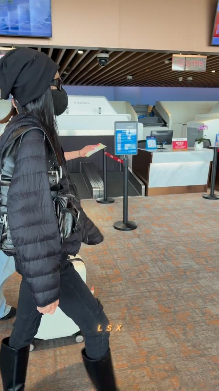 谢可寅录制宇宙闪烁请注意谢可寅出发去新疆录制宇闪宇宙闪烁请注意新疆喀什录制路透新