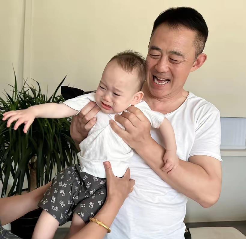 这个世界最搞不懂的人，就是侯勇！明明自己都58岁了，居然和三婚妻子生了个儿子。他