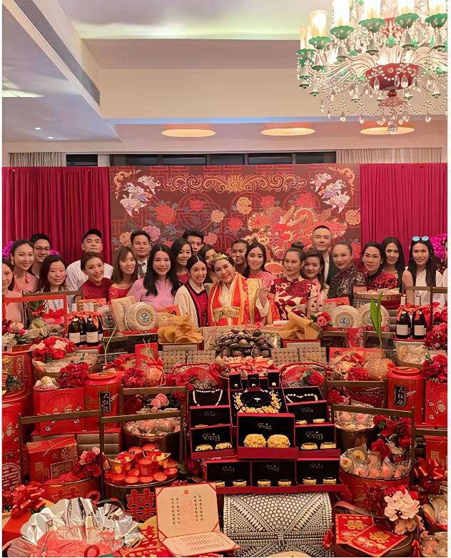 四太对女婿辛奇隆非常满意，很看重他哈佛大学学霸的学历。女婿家500万港币的聘礼，