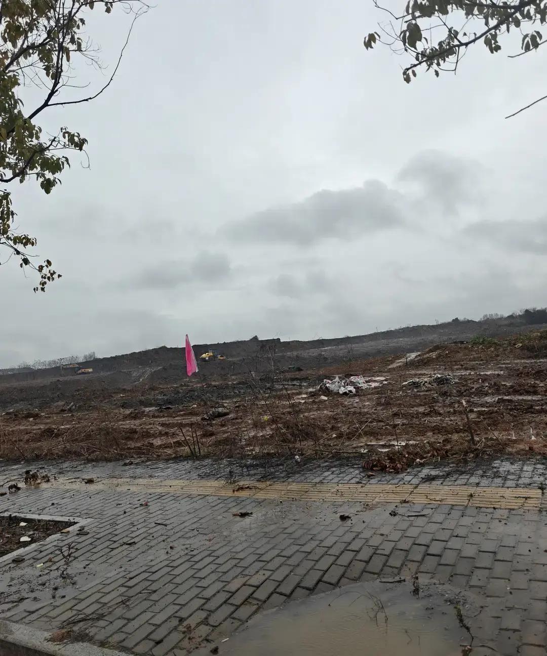 江夏四环线旁那块空地终于动工了，原来是楚能新能源的二期工厂。128亩地去年1