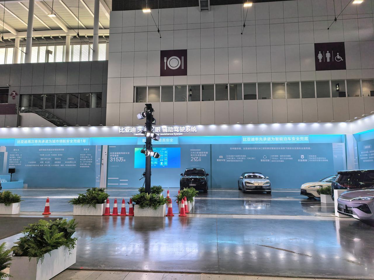 比亚迪在车展现场专门开辟了一大片区域演示自动泊车，这是车展唯一的一个。话说比