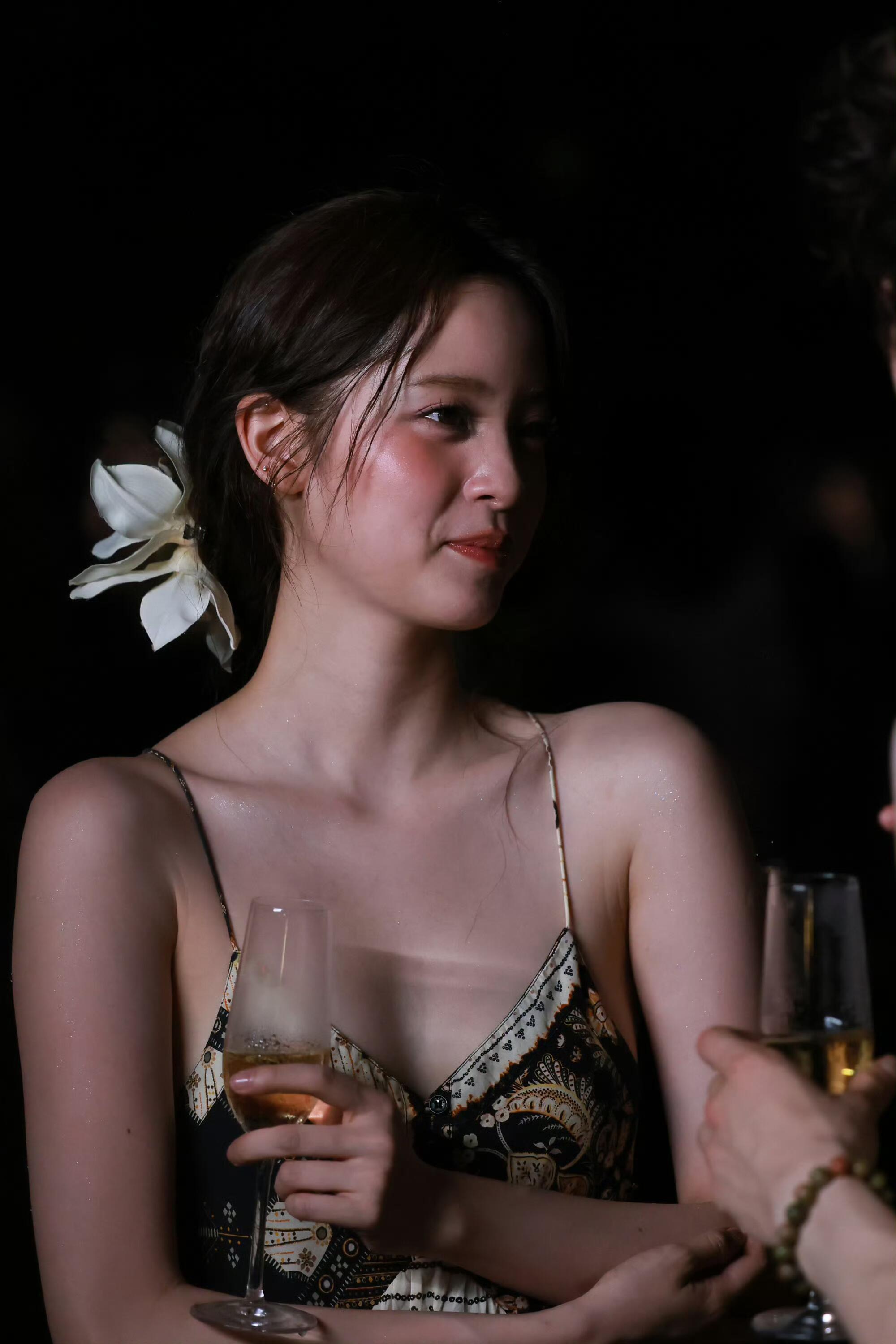 欧阳娜娜的美就很像一种熟透了的热带水果…🥭