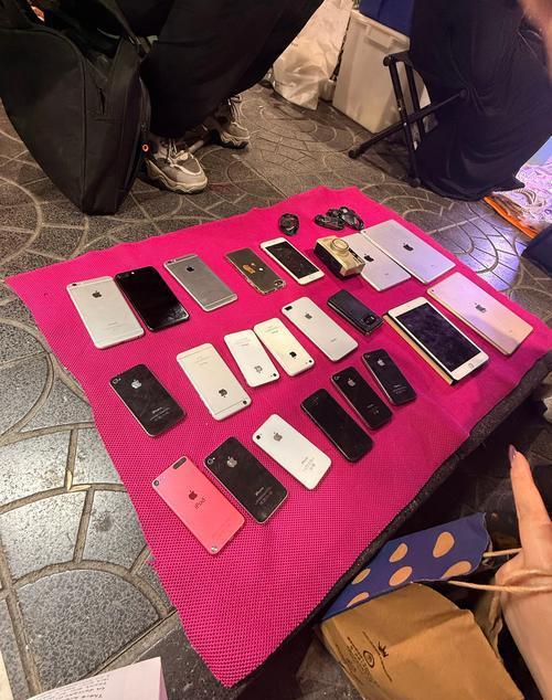 “旧手机换剪子、换菜刀、换不锈钢盆”——这吆喝听着亲切，其实背后藏着一把比菜刀更