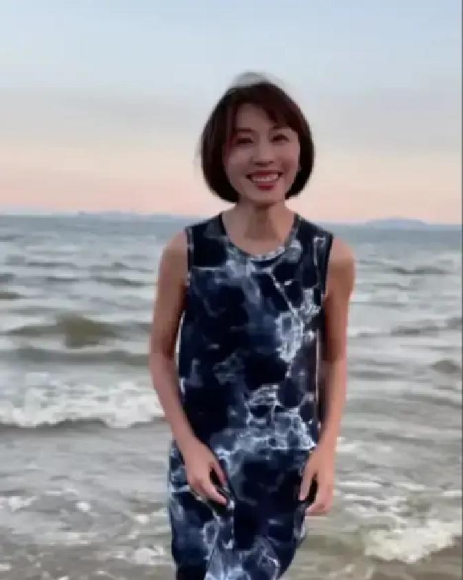 那天北京风凉，跑者大会人挤人。欧阳夏丹穿件普通运动服混在里头，没人特意给她让路。