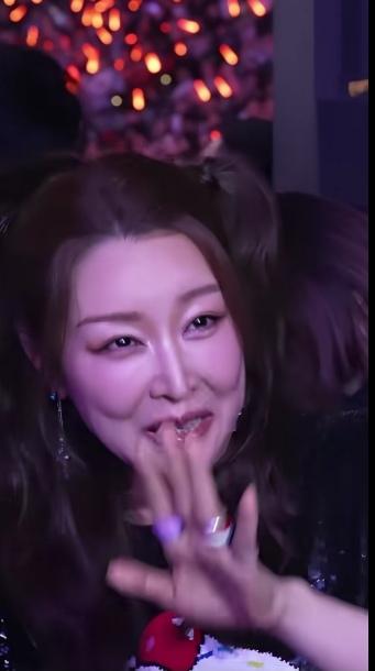 我敢说娱乐圈保持得最美最年轻的演员非孙悦莫属。孙悦和那英是同时期出名的。可那