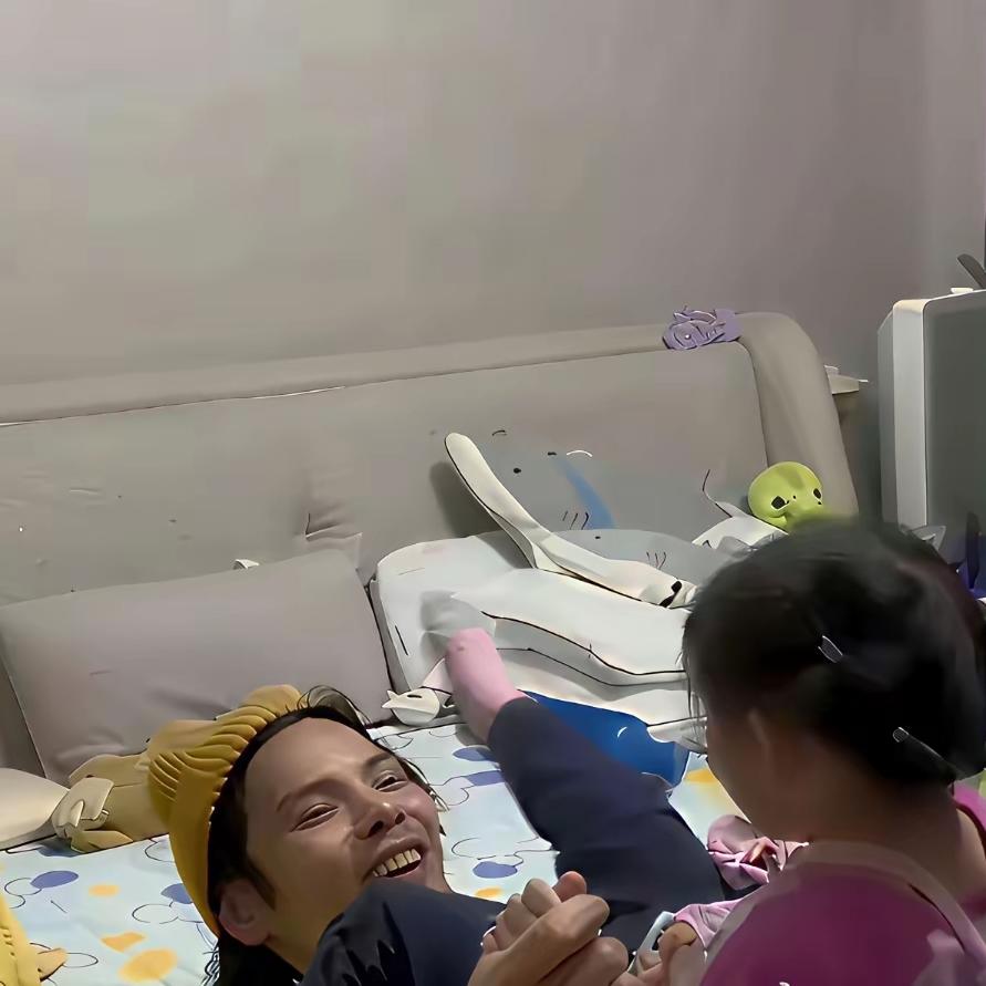 谁能想到顶着豪门光环的向佐，私下居家状态会这么接地气，自拍背景乱糟糟的画面，