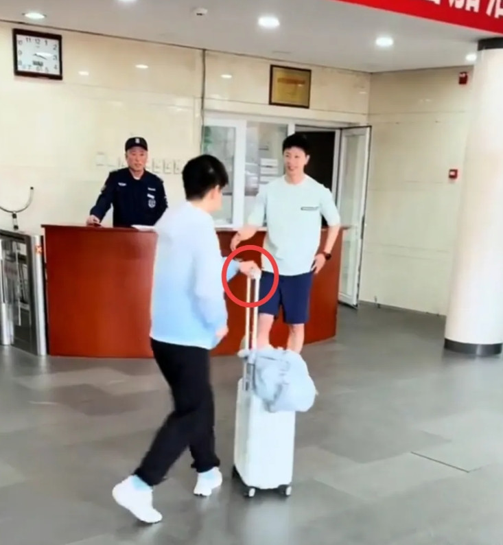 要不说孙颖莎能被这么多人喜欢呢，光这一细节就够人学一辈子了。莎莎本来是推着行