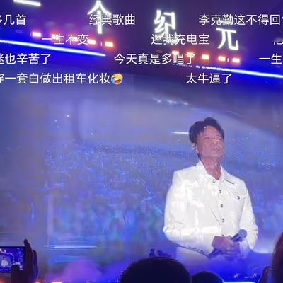无语！真够不体面的！有没有工作人员提醒他把那个西装扣平一点，一边高一边低的。西装歪了没人管、赶路囧态