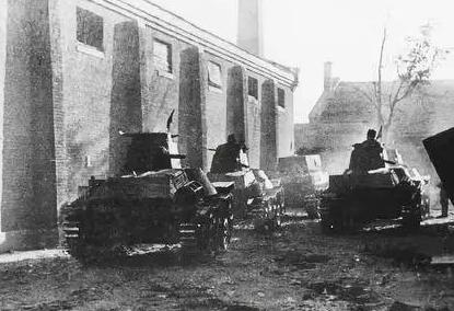 抗战胜利后，先到东北的八路军部队，新枪新炮，皮帽大衣大头鞋，什么都有。新四军到得