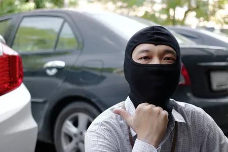 胆大包天1月27日凌晨4点33分，事发湖南永州，一辆银色小轿车停在无人便利店门