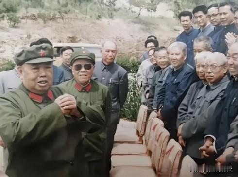 两位老将故地重游1982年两位老将军再次来到了烟台，来到了曾经战斗的地方，烟