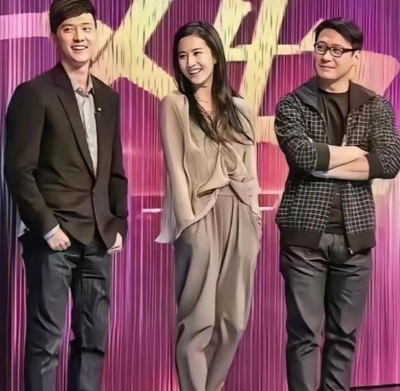 很少见的一张旧合照，三人同框镜头里众人笑意坦荡，正是风光正好的时候，谁也预判不