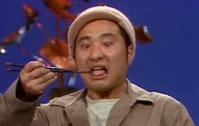 1984年除夕，春晚开播进入倒计时，突然，陈佩斯火冒三丈地对朱时茂说：“老茂，咱