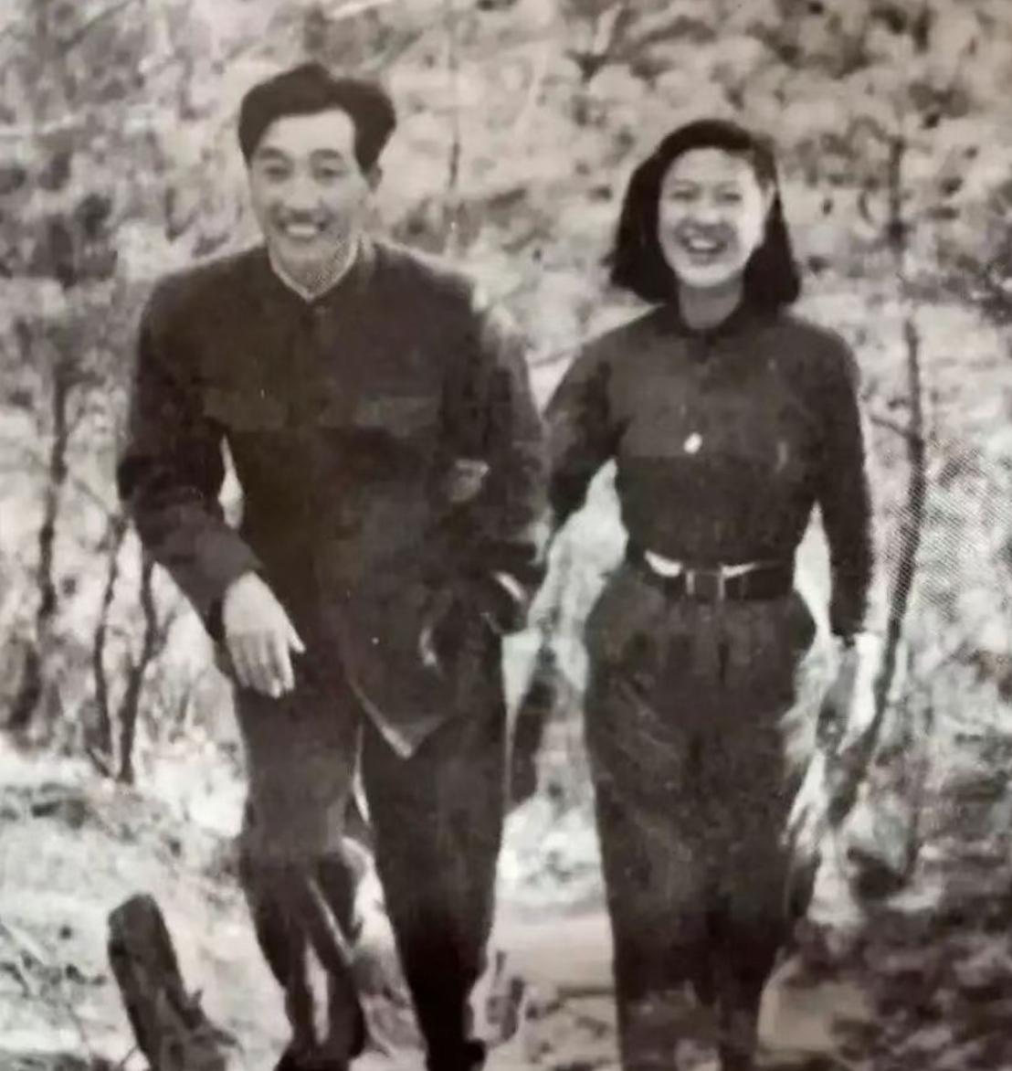 志愿军师长汪洋与周湘玟游玩的照片，郎才女貌，情深意切，真是一对令人羡艳的战地鸳鸯