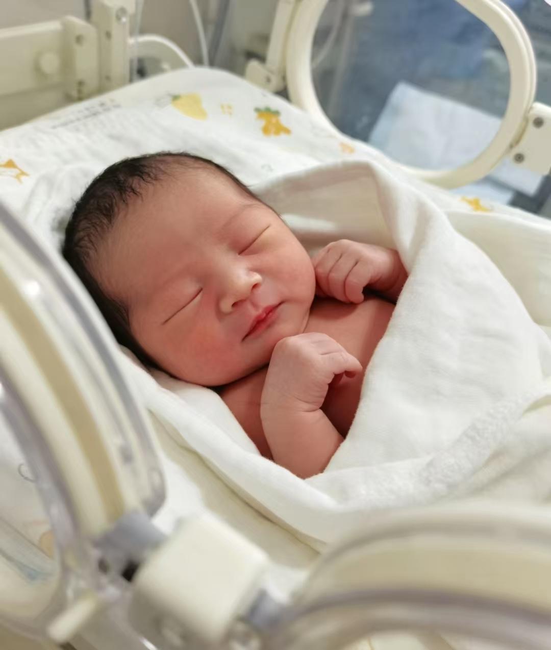 这人真是怪，两人在一起7、8年了没有孩子，可离婚后各自成家不久就都怀上了，你说这