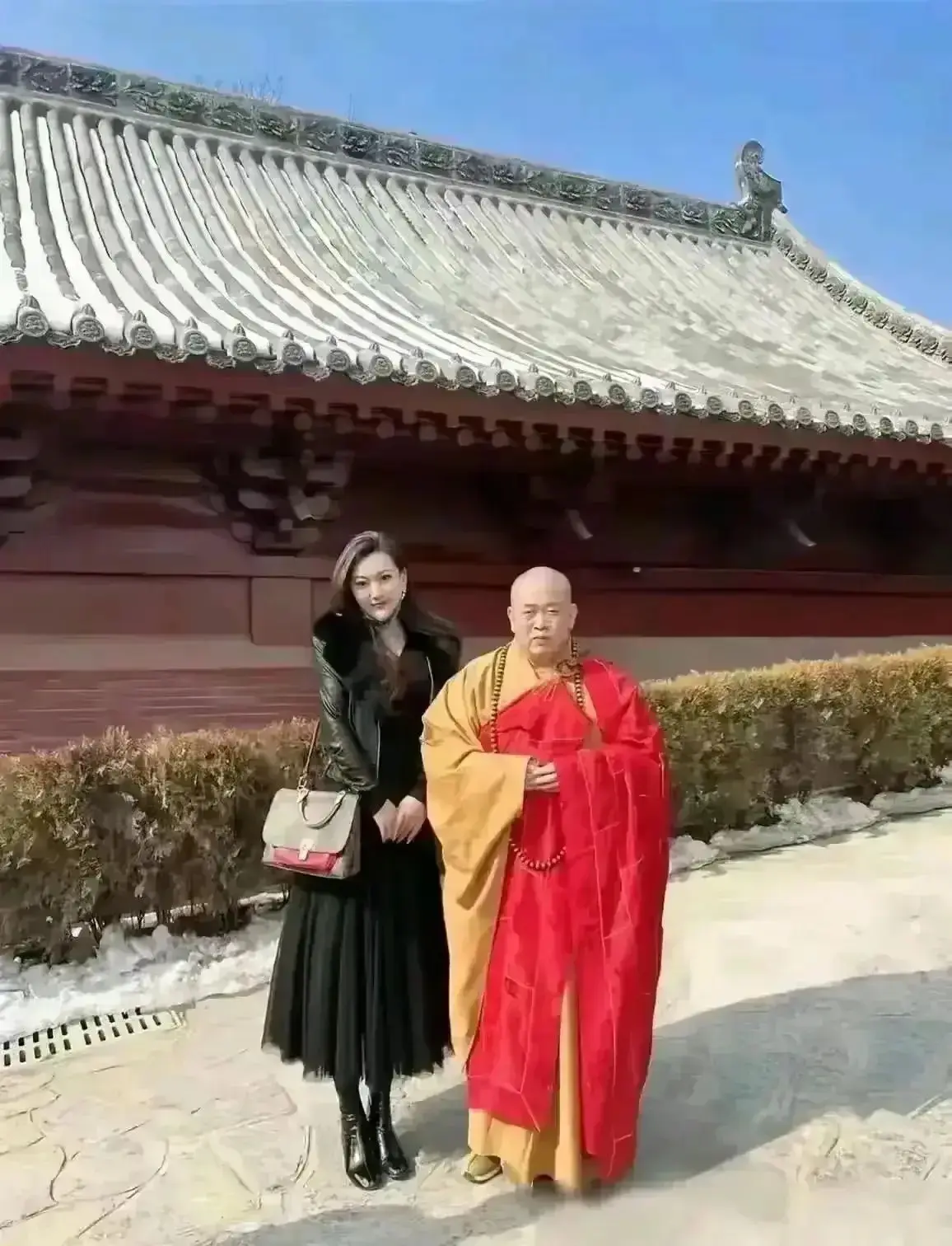 亿万富翁释永信与女菩萨合影