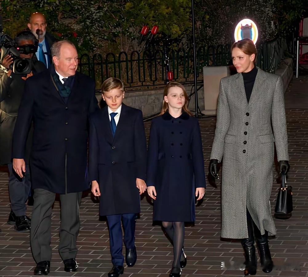 选择了花花公子，只能忍气吞声，幸好孩子逐渐长大了，成为了妈妈的底气和依靠。夏