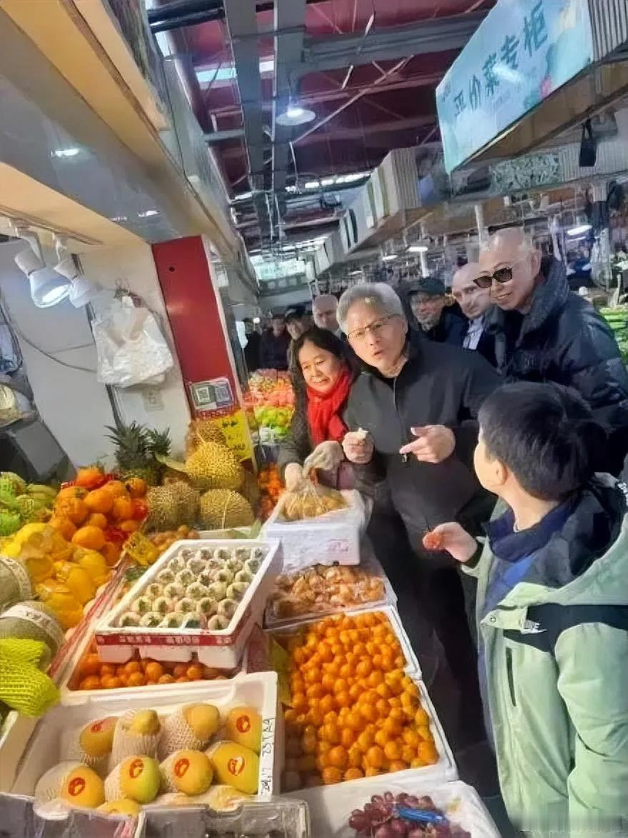 这个大忙人开始逛菜市场了，还是让我感到有点“特别”了，大家看看逛菜市场的这个人是