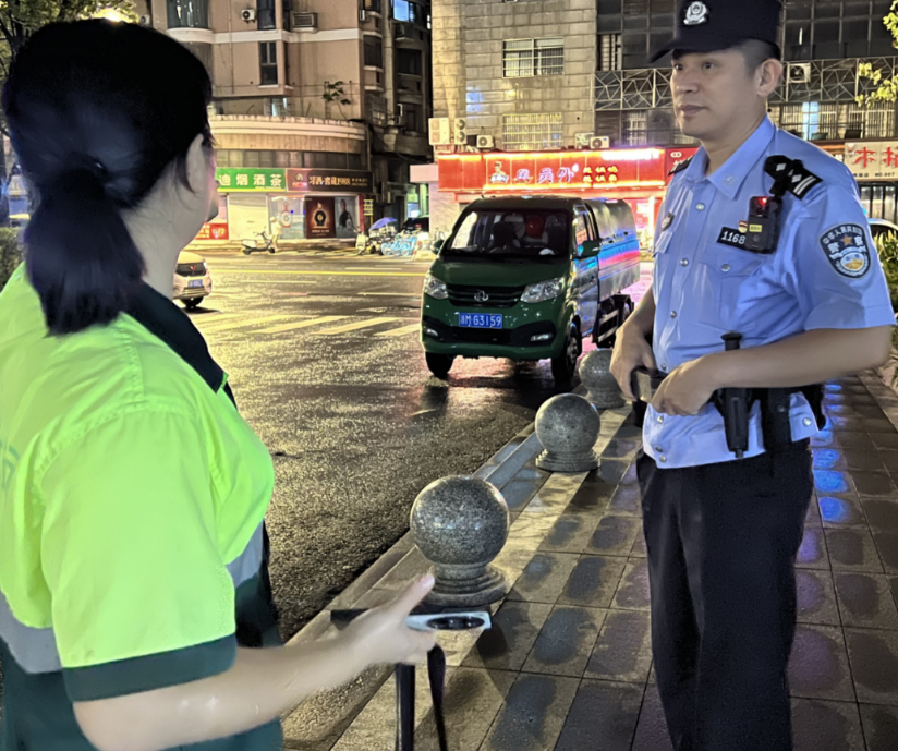 晚饭该吃菜还是肉？杭州一母亲报警称被儿子按在切菜板上，民警到场却没开罚单，用“冰山理论”一句话让母子