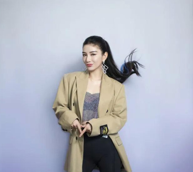 在一次聚会上，黄奕将自己的男朋友杨溢介绍给好闺蜜霍思燕认识，然而杨溢却对霍思燕一