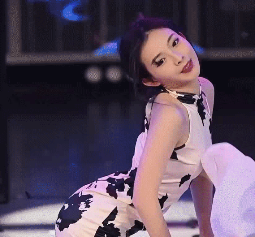 一张封神之许杨玉琢趴下下腰的样子真的熟练的让人心疼​​​