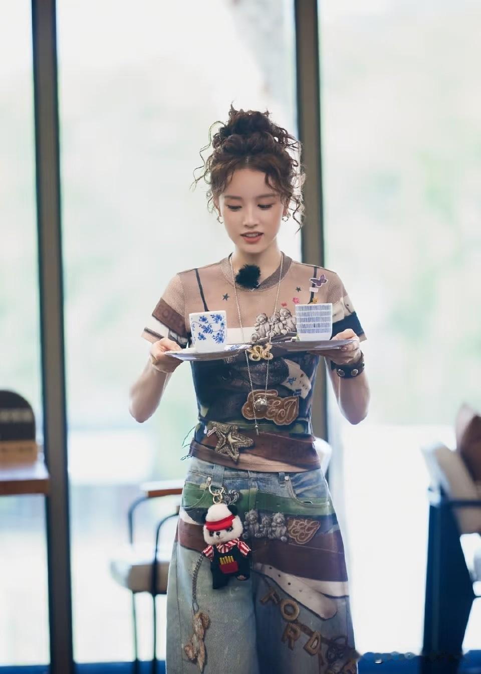好多网友不明白张雅琪为什么买个冰块，买个牛油果都要黄晓明跟着一起去。本来餐厅