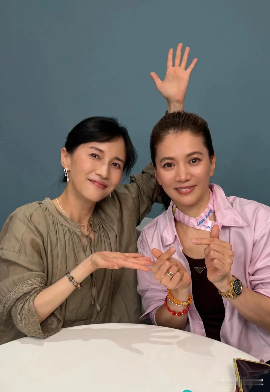果真是我不识货！[捂脸哭]看到袁咏仪出席papi酱的节目，还在感叹靓靓穿搭好低调