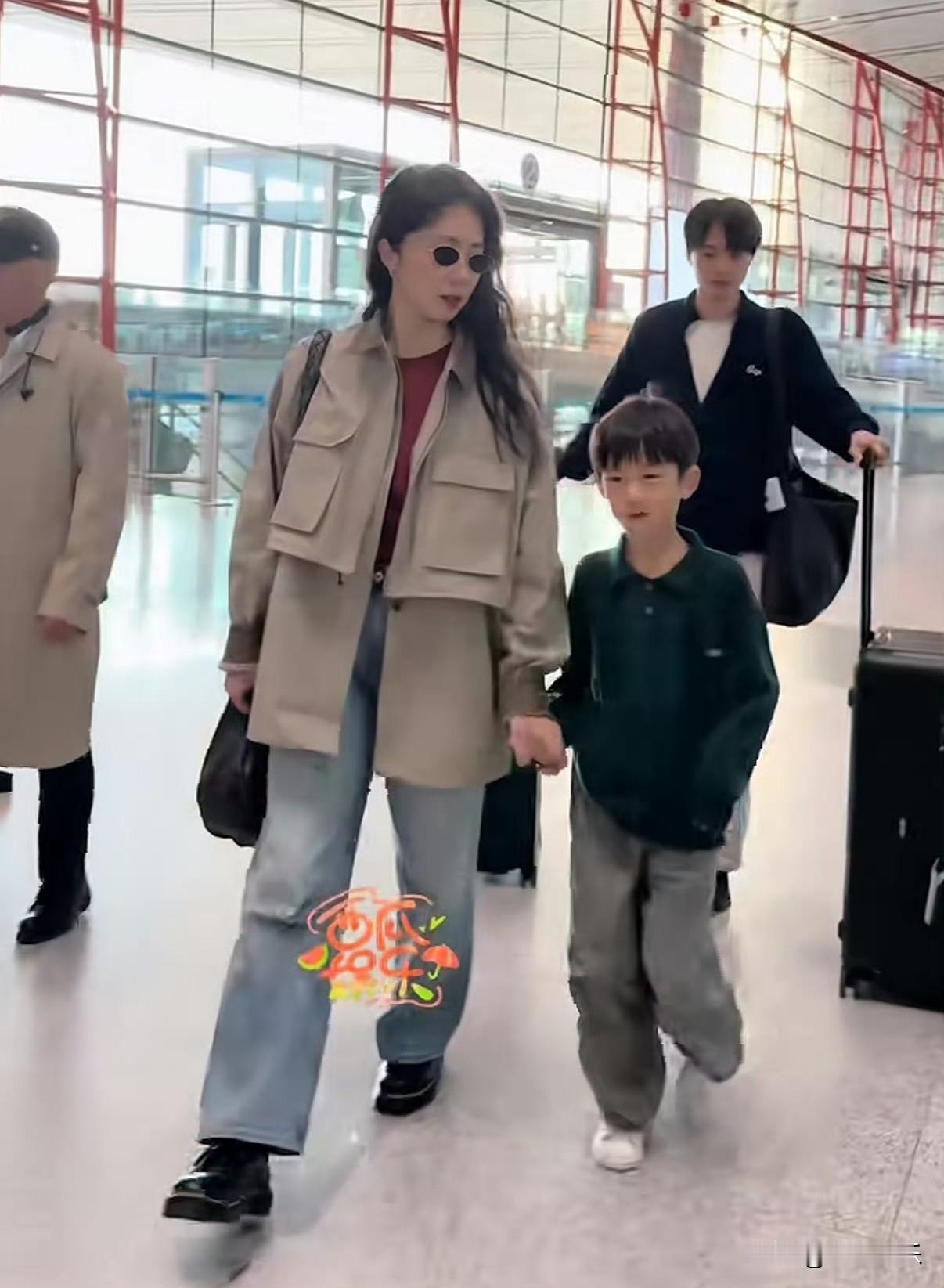 黄磊家两个孩子近况曝光变化超大！曾经软萌的多妹如今已经亭亭玉立，气质灵动大方；