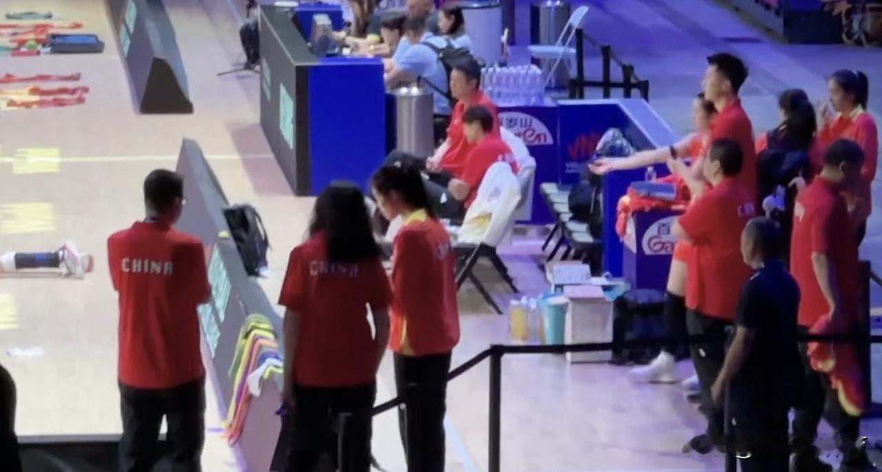 神秘嘉宾空降中国女排！好久不见啊，李盈莹！妹妹李盈莹来现场观战，赖导带着李盈莹来