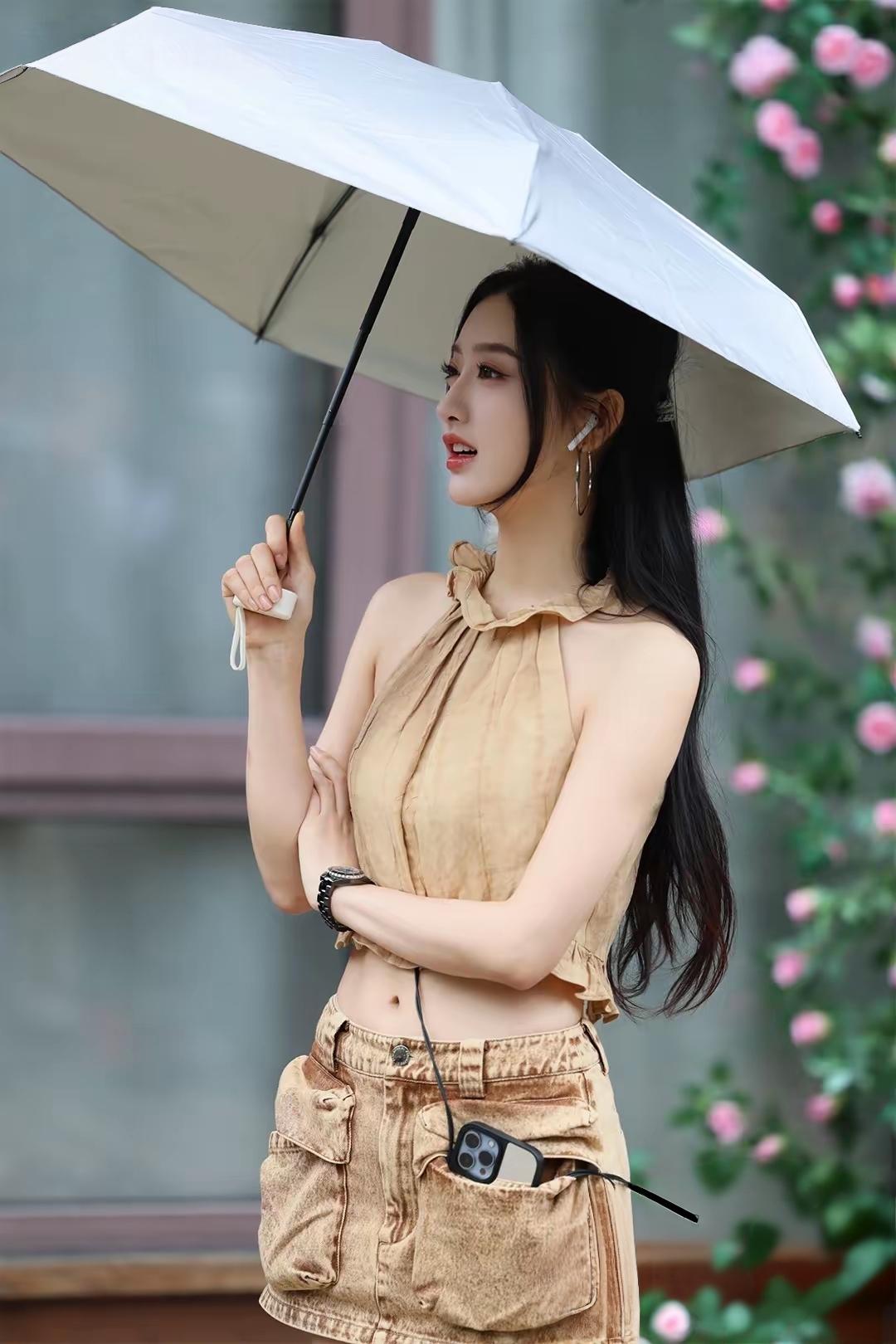 雨中漫步，撑伞漫步在花海中，享受雨天的浪漫与清新。