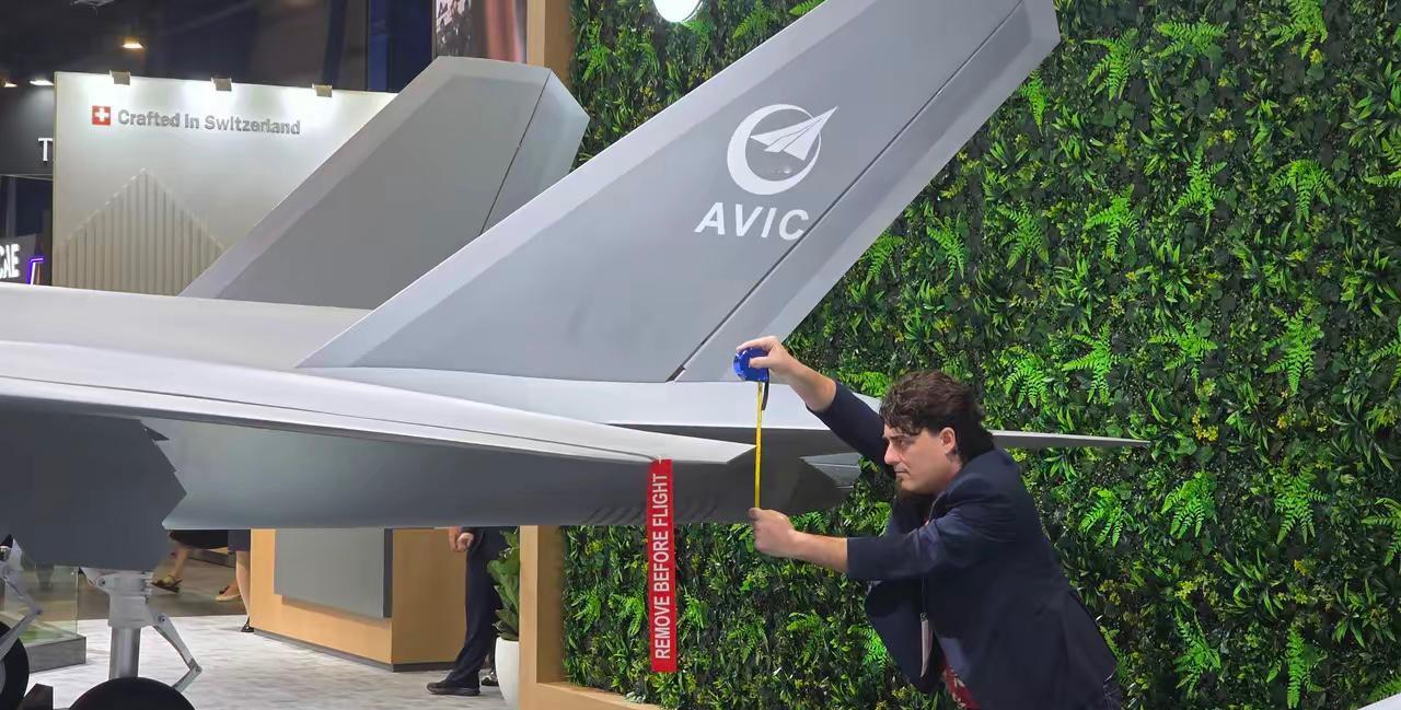 有点难绷，美国军火商帕尔默·拉奇在新加坡航展上，用皮尺测量中航工业展出的歼-35