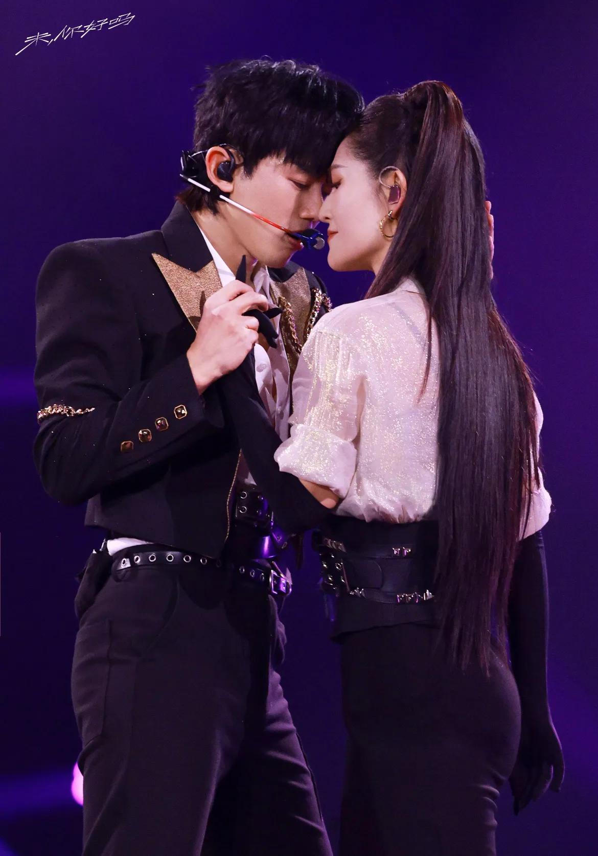 唯粉吵得越凶，张杰撒狗粮越狠！张杰演唱会邀请谢娜担任嘉宾的余热还未散去，一则