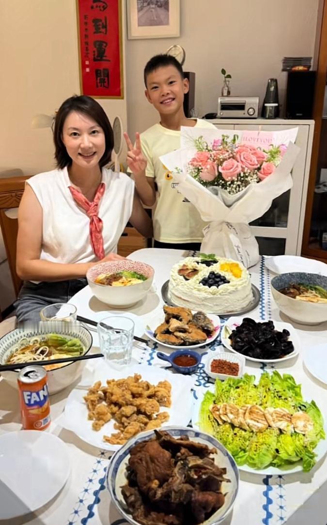 又是“国内赚钱、国外生活”？9月11日前后，45岁谢杏芳在西班牙庆生的画面突然火