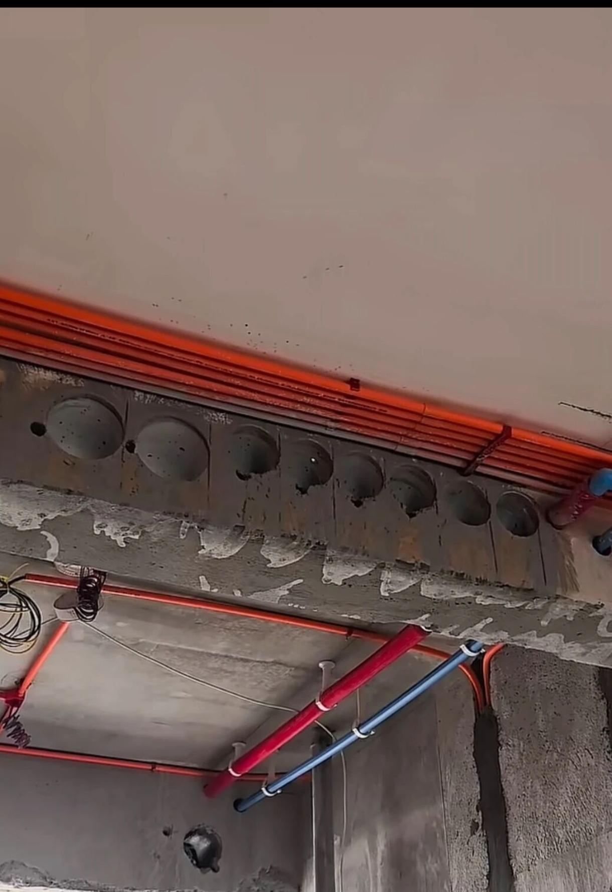 这个梁看着堪忧啊，打这么大孔，也太乱来了。把大梁打的千疮百孔！你们物业公司不天天