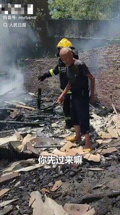 四川自贡，老两口毕生积蓄40万元被埋火场，消防员奋不顾身从废墟中扒出层层包裹的盒