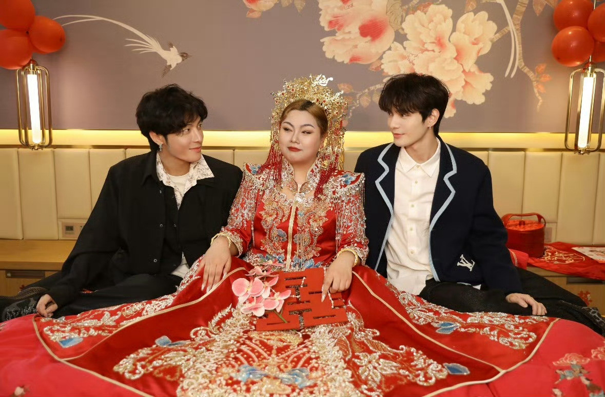 隔着新娘对视。君君姐怎么不把他俩打一顿