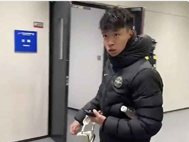 王钰栋遭网友狂批：越来越飘了，比韦世豪还狂。其实还是文化的差异，这种情况下在国