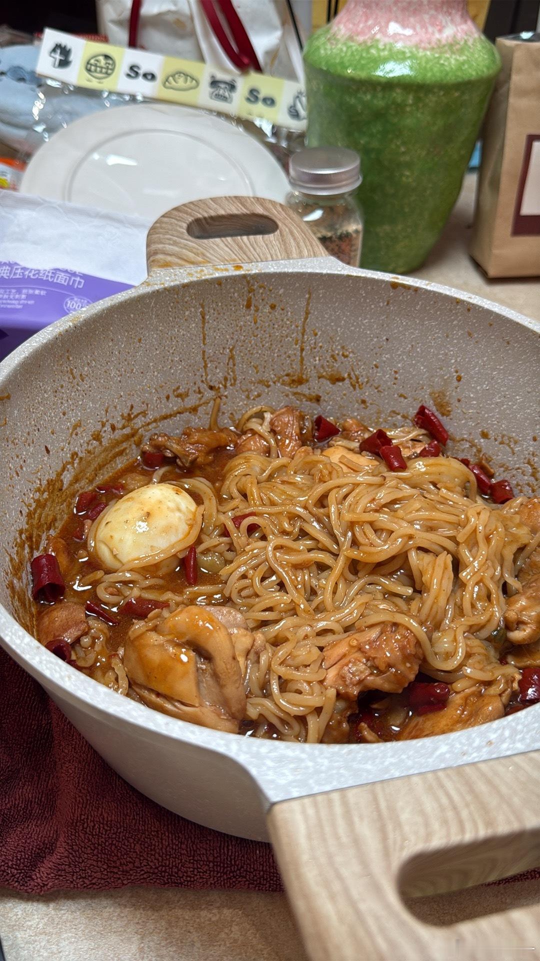 往昨天吃剩的胖哥俩里又加了鸡腿排面条和鸡蛋