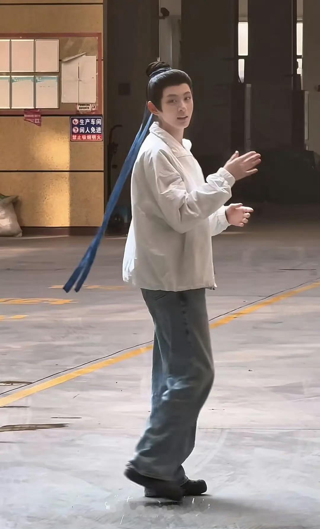 妈耶！！！赵晴男装挺帅的，真没看出来是女扮男装