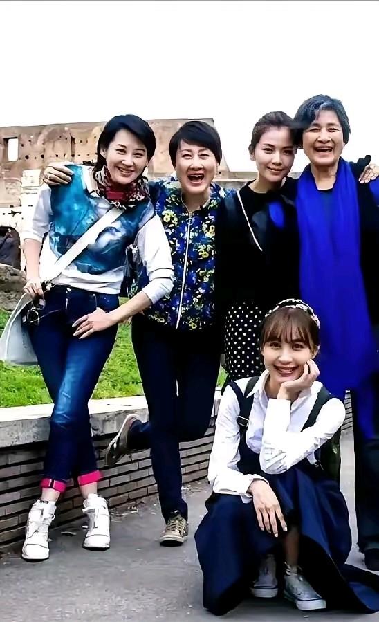 5个美女合影中就认出了刘涛，张凯丽，许晴三位，剩下她们俩以前在银幕上也经常看到，