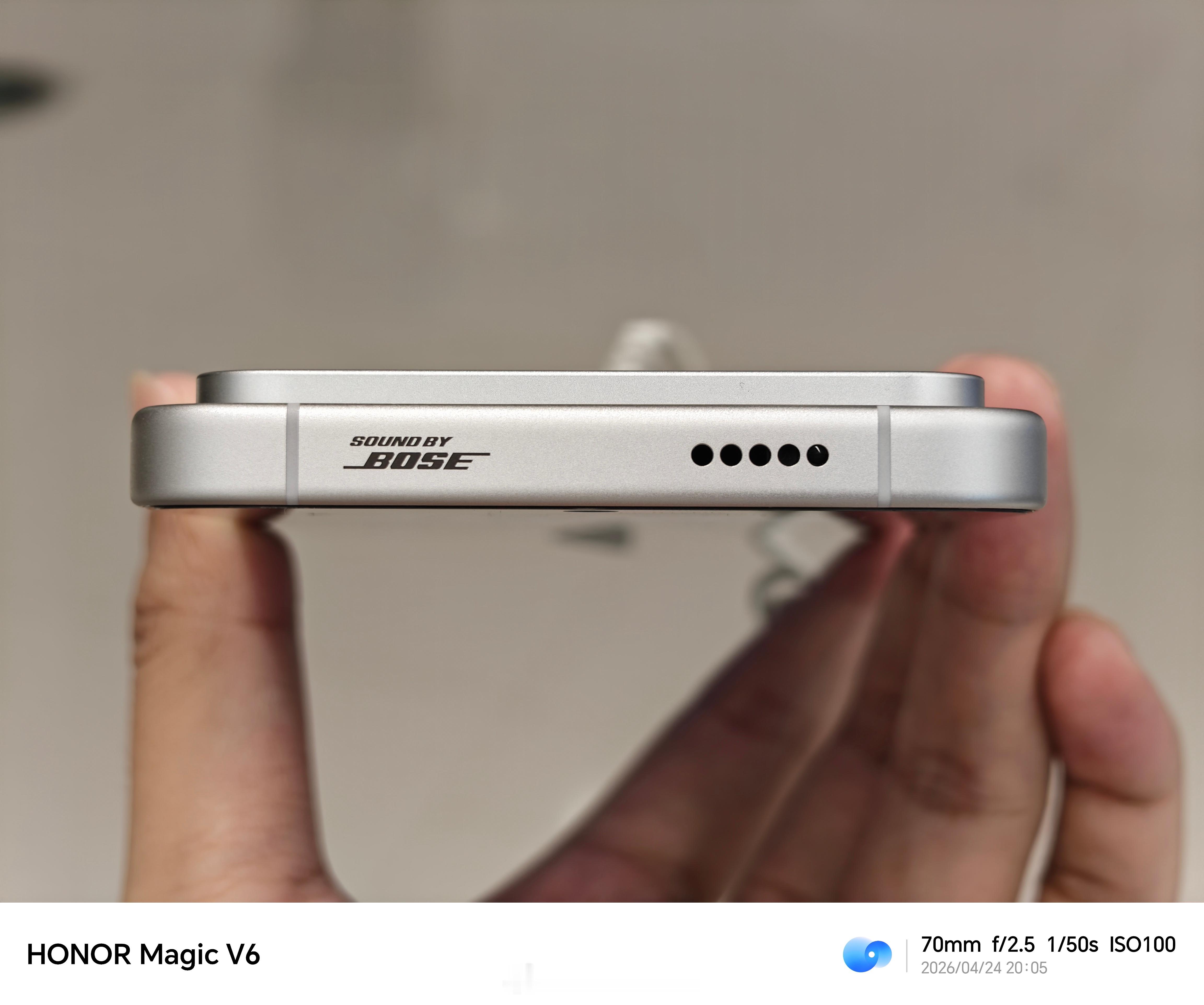 来小米之家体验了下红米K90Max，这个银色质感还行，是三个颜色里最好的，米系