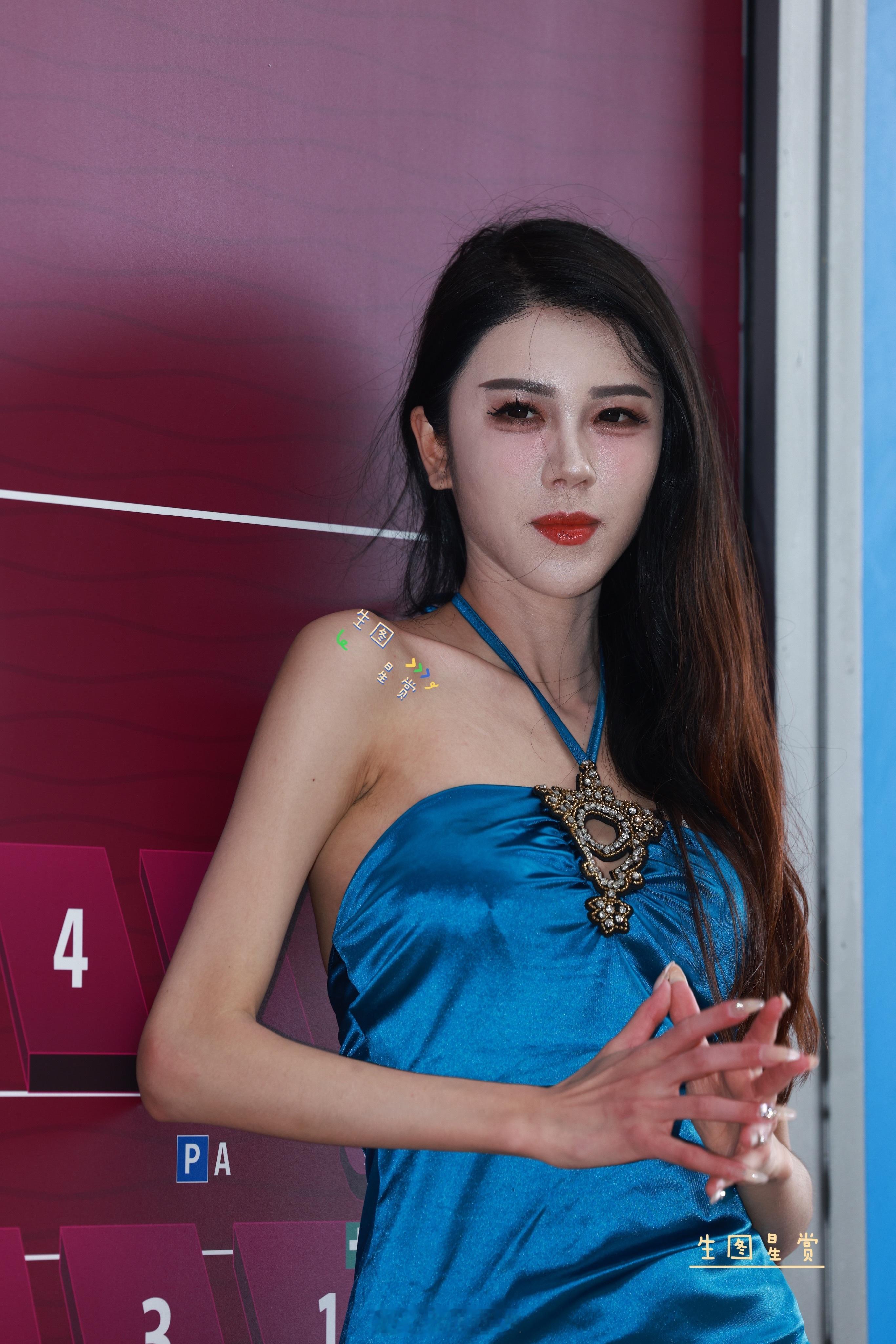 2025粤港澳大湾区车展外拍，捕捉到一枚魅惑蓝精灵车模🦋[并不简单]​​​